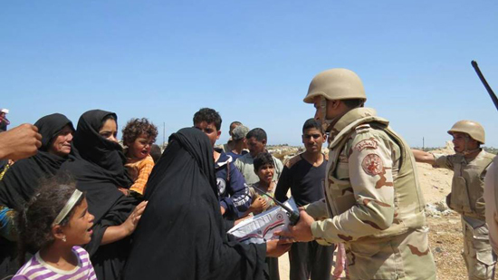 بالصور.. القوات المسلحة توزع آلاف الحصص التموينية على مواطنين شمال سيناء