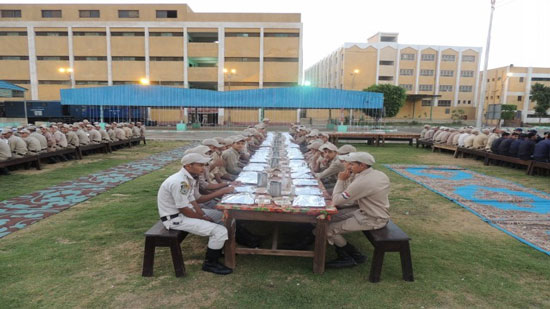 كما فعل السيسي .. مدير امن المنيا يحضر إفطار جماعي لمجندي المديرية 