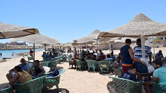 بالصور.. مواطنون يقضون إجازاتهم على الشواطئ وسط تعزيزات أمنية