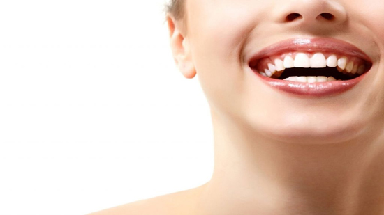 طريقة استخدام الفراولة وبيكربونات الصوديوم للتخلص من اصفرار الأسنان