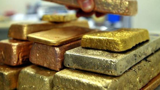 الذهب يتراجع عالميا مع تقلص خسائر الدولار