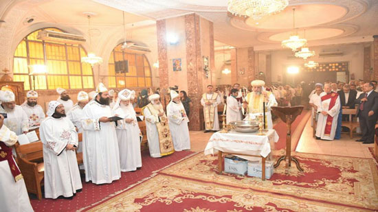بالصور.. البابا تواضروس يحتفل بعيد الرسل من الكاتدرائية