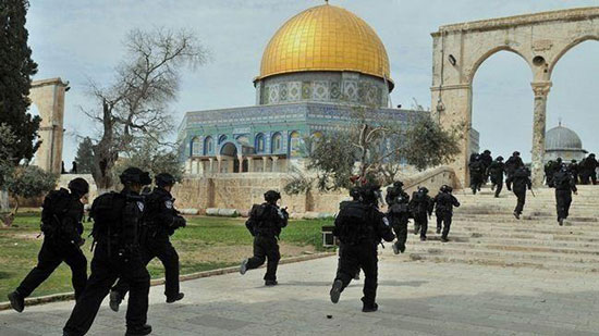 اشتباكات في باحات المسجد الأقصى.. وإسرائيل تغلق المسجد في وجه المصلين