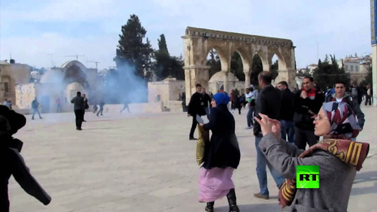 اشتباكات في المسجد الأقصى بين مصلين وإسرائيليين