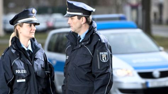 شرطي مسلم ألماني يرفض مصافحة زميلته.. والعقوبة في انتظاره