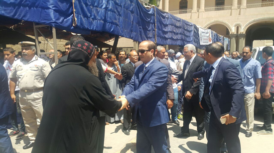 بالصور..مساعد وزير الداخلية لوسط الصعيد والجهاز التنفيذي في قداس جنازة الأنبا ساويرس