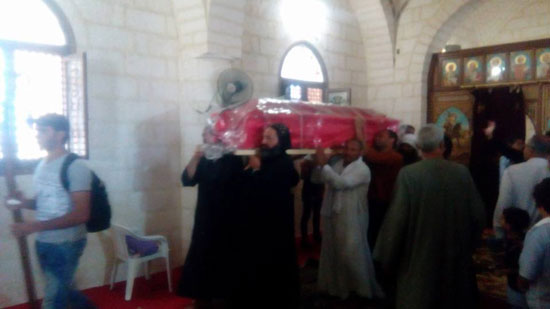 بالصور .. نقل جثامين 3 شهداء مغاغة لمقبرة دير أنبا صموئيل المعترف 