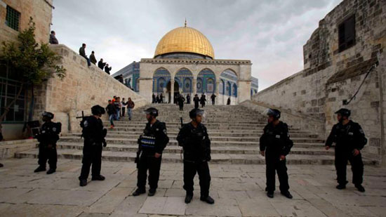 إسرائيل تغلق المسجد الأقصى وتسمح بالخروج فقط
