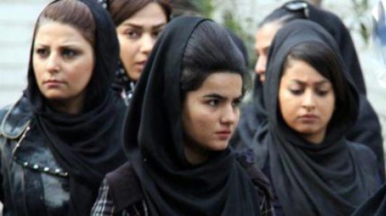 الجارديان : الإيرانيات يكرهن غطاء الرأس  
