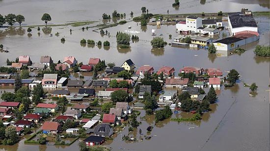 بسبب الفيضانات.. مقتل 170 شخص وتشريد الآلاف