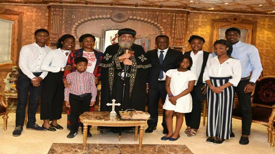 بالصور.. البابا يستقبل سفير غينيا الاستوائية وأسرته