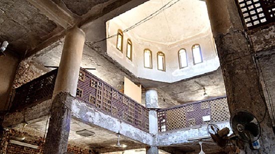 مسلمون ومسيحيون يزورون كنيسة القديس أباسخيرون
