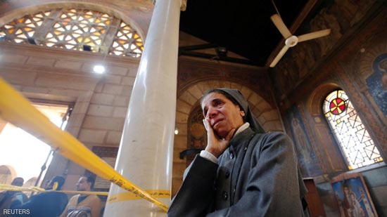 راهبة تبكي بينما تقف في موقع الانفجار بداخل الكنيسة 