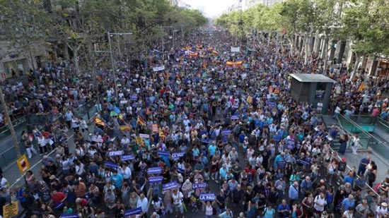 مسيرات حاشدة في برشلونة للسلام بعد حادثين إرهابيين