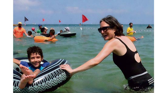 ابنة رئيس وزراء إسرائيل السابق تصطحب عائلات فلسطينية الى شاطئ البحر