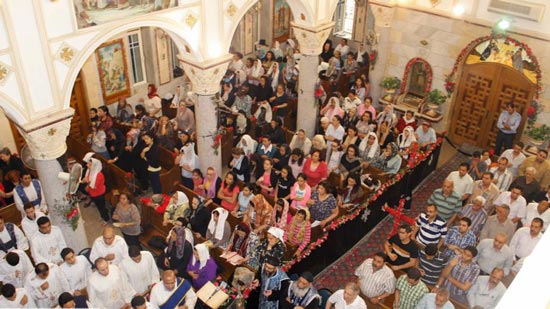  كنيسة العذراء في سوهاج تستقبل كاهنًا جديدًا بالزغاريد 