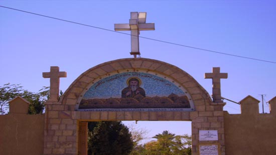 القمص بولا يكشف سبب تسمية الأنبا باخوميوس بـ الشايب من قبل مسلمين حول الدير