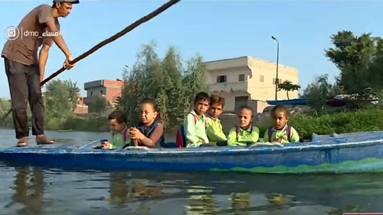  بالفيديو.. أطفال قرية بالإسكندرية يذهبون لمدارسهم بالقوارب