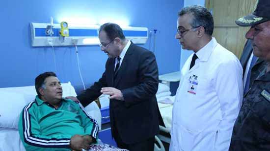 وزير الداخلية يزور المصابين في اشتباكات الواحات