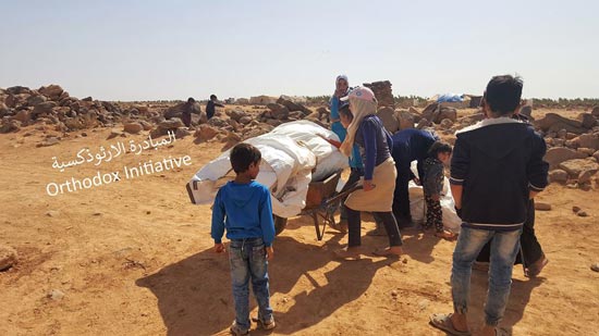 بالصور.. المبادرة الأرثوذكسية توزع أغطية على اللاجئين السوريين بالبادية