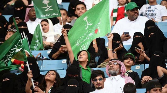 السماح للسيدات بدخول ملاعب الكرة في السعودية 