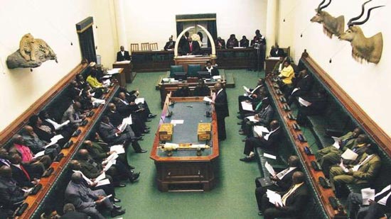 برلمان زيمبابوي يبدأ الإجراءات القانونية لعزل موغابي