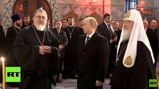 صورة من الأرشيف لغبطة البطريرك كيريل، بطريرك موسكو وسائر روسيا، والرئيس فلاديمير بوتين في إحدى المناسبات الدينية