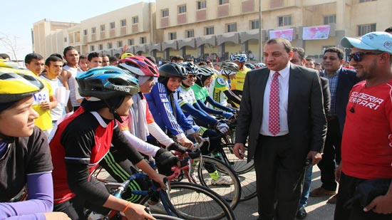 أطلق الدكتور منصور حسن رئيس جامعة بني سويف أشارة البدء لمهرجان سباق الدراجات 