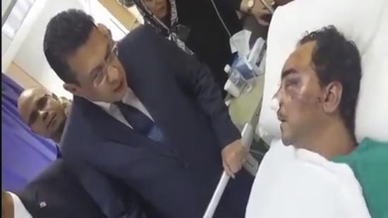 السفير المصري لدى الكويت يزور المواطن المصري المُعتدىَ عليه 