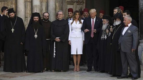 الرئيس الأمريكي دونالد ترامب وزوجته ميلانيا خلال زيارتهما إلى كنيسة القيامة بالقدس، في 22 مايو 2017.