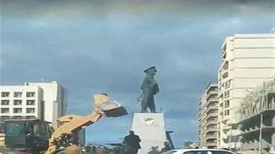سقوط تمثال عبد المنعم رياض في بورسعيد