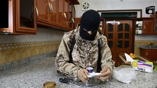 من داخل مطبخ خشبي.. داعش يدرب عناصره على فنون الذئاب الجديدة