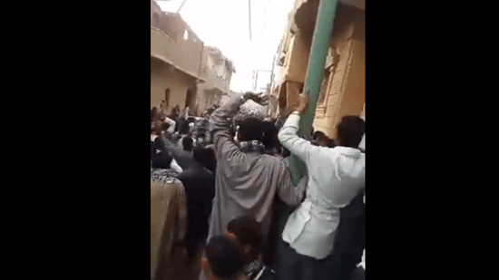 بالفيديو.. تجمهر مئات المتطرفين أمام منازل الأقباط في أطفيح بعد شائعة عن كنيسة