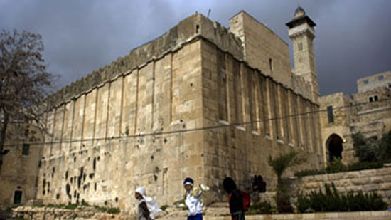 إسرائيل منعت رفع الأذان فى الحرم الإبراهيمى 645 مرة خلال عام 2017