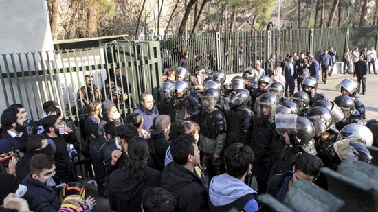 المظاهرات تهدد بقاء النظام الإيراني.. دعم أمريكي وخليجي.. وتحذير روسي