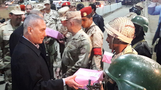 بالصور.. محافظ السويس وقائد الجيش الثالث ومدير الأمن وتهنئة للأقباط 
