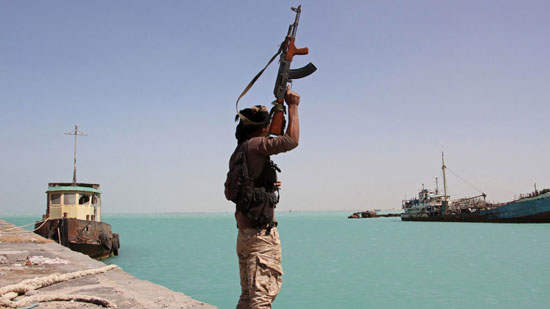الحوثيون يهددون بإغلاق الملاحة في البحر الأحمر