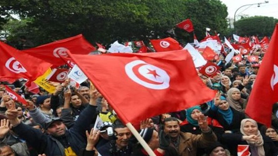تونس تستجيب لطلبات المتظاهرين وترفع مساعداتها المالية