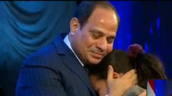  الرئيس يبكي وهو يحتضن ابنة شهيد للشرطة أثناء احتفالية عيد الشرطة 