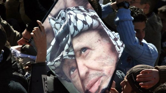 فلسطينيون يرفعون صورة للقائد الفلسطيني الراحل ياسر عرفات