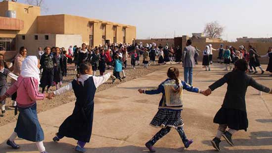 تحرير مدينة الحويجة من داعش بالعراق والفتيات يرتدين الفساتين الملونة بعد خلع النقاب الإجباري