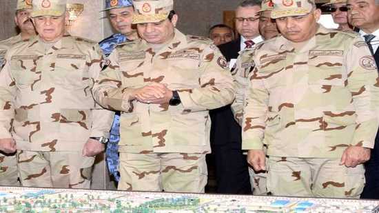 رسائل السيسي في «قيادة شرق القناة» بالزي العسكري: عمليات سيناء.. وصندوق تحيا مصر (صور)