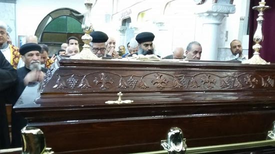  بالصور.. الأنبا بيمن يترأس صلاة الجناز للمكرسة تاسونى مريم بنقادة