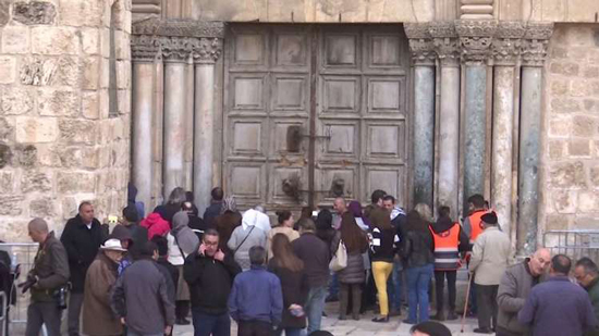 إعادة فتح كنيسة القيامة في القدس بعد 3 أيام من إغلاقها احتجاجا على اجراءات إسرائيل