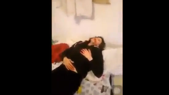بالفيديو.. لاجئ سوري بألمانيا يصور شقيقته لحظة محاولة قتلها
