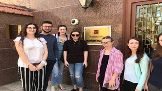 ضيوف جامعة أسيوط من الطلاب الروس يصلون للسفارة الروسية فى القاهرة للتصويت في الانتخابات الرئاسية الروسية