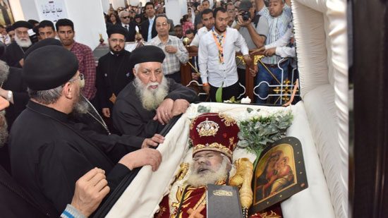 محافظ أسيوط يشارك في مراسم صلوات الجنازة للأنبا انطونيوس أسقف ايباراشية منفلوط