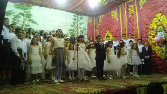  بالفيديو والصور.. محافظ بني سويف  يغني مع طلاب الراهبات