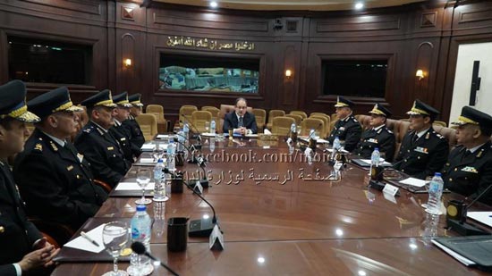 الوزير يجتمع بالقيادات الأمنية لبحث خطة تأمين الانتخابات الرئاسية