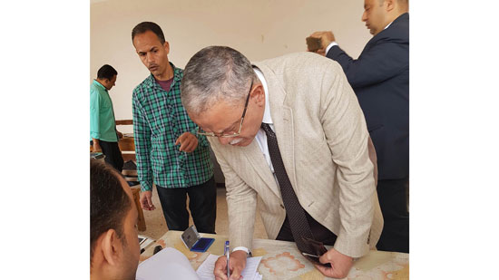 محافظ المنيا يدلي بصوته في الانتخابات الرئاسية 